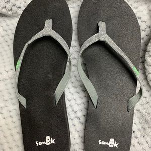 Sanuk flip flops size 10